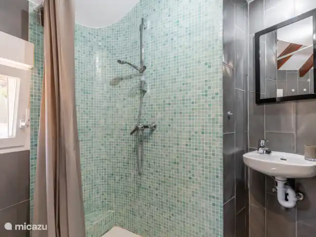 Badkamer van de slaapkamer op de tweede verdieping